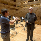 El pianista Javier Perianes y el director Jesús López Cobos conversan ayer en la Sala Sinfónica del CCMD, después de los ensayos de los conciertos dedicados a Beethoven.-Miguel Ángel Santos