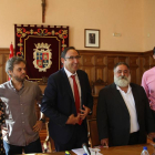 (IaD) La concejal delegada del área de Cultura, Turismo y Fiestas, Carmen Fernández Caballero; el pregonero literario, Daniel Landa; el alcalde de Palencia, Alfonso Polanco; el pregonero del palentino ausente, Javier Pérez Andrés, y el concejal de Fiestas-Ical