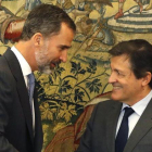 El Rey y Javier Fernández, este martes en el Palacio de la Zarzuela.-POOL