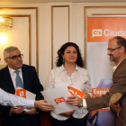 Luis Fuentes. a la derecha, junto al equipo de campaña de Ciudadanos ayer en Valladolid-Ical