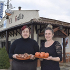 Mari Carmen y Patricia, hija y nieta de la recordada Felipa Miguélez del histórico Casa Marcelo, a la puerta de su nuevo restaurante.-