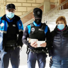 Una ciudadana entrega a la Policía Local de Valladolid una importante suma de dinero que había encontrado en un cajero automático. - ICAL