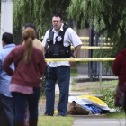 Un policía de Fresno en el lugar del tiroteo, este martes.-AP