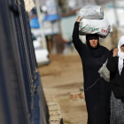 Refugiados sirios trasladan bolsas de alimentos en el paso fronterizo de Öncüpinar, en Kilis, Turquía.-SEDAT SUNA / EFE