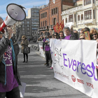 Los trabajadores de la editorial Everest durante una concentración de protesta-Ical