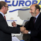 El presidente del Gobierno de Aragón, Javier Lambán (i), saluda al exsecretario general del PSOE Alfredo Pérez Rubalcaba antes de su participación en la tribuna Fórum Europa celebrada hoy en Madrid.-EFE