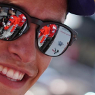 Jorge Lorenzo (Ducati) aparece reflejado en las gafas de Marc Márquez (Honda), en la parrilla de Spielberg (Austria). /-ALEJANDRO CERESUELA