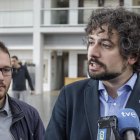 El procurador de IU-Equo Convergencia por Castilla y León, José Sarrión (D), y el coordinador provincial de IU Burgos, Jorge García (I), visitan el Hospital Universitario de Burgos (HUBU)-ICAL