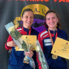 Dora Kiskapusi y María Mateos posan con sus copas y medallas.-EM