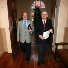 El alcalde de Valladolid, Javier León de la Riva, a su llegada al Pleno del Ayuntamiento. Junto a él, el concejal Manuel Sánchez-Ical