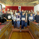 Foto de familia de los becados y premiados en las distintas categorías ayer, en el Palacio de Pimentel de Valladolid.-EL MUNDO