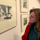 Una mujer observa las imágenes de la exposición de fotografías de Lola Garrido-J.M.Lostau