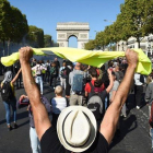 Chalecos amarillos en los Campos Elíseos, ante el Arco de Triunfo.-AFP / LUCAS BARIOULET