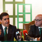 El presidente de Caja Rural de Soria, Carlos Martínez (I) y el director general de la entidad, Domingo Barca, tras la Asamblea General-ICAL