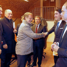 Manuel Saravia saluda a Juan Carlos Suárez Quiñones ante la mirada de Óscar Puente, Antonio Gato (i) y Juan Bravo Rivera (d).-J.M. LOSTAU