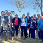 Autoridades y organizadores del encuentro jacobeo posan ante el monumento inaugurado en Medina.-EL MUNDO
