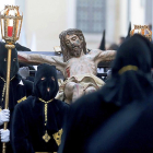 El ejercicio de Vía Crucis del Santo Entierro realizado ayer, Viernes de Dolor, inauguró las actividades procesionales de la Semana Santa en Valladolid.-PABLO REQUEJO (PHOTOGENIC)