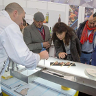 Ana Redondo y Jaime Fernández observan las creaciones de los cocteleros.-Photogenic