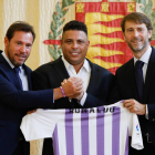 Manos unidas haciendo piña entre el alcalde de Valladolid, Óscar Puente, Ronaldo Nazario y Carlos Suárez, ayer en el Ayuntamiento.-J.M. LOSTAU