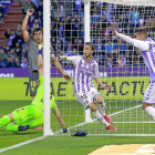 Jugada clave del partido: Plano y Guardiola festejan el gol a la postre anulado, mientras Zubeldia y Oyarzabal levantan la mano con escasa convicción.-J. M. LOSTAU