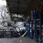 La estación de autobuses bombardeada por los separatistas prorrusos, hoy, en Donetsk.-Foto: MAXIM SHEMETOV / REUTERS