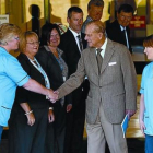 Una imagen de archivo del príncipe Felipe de Edimburgo saliendo del hospital.-ANDREW MILLIGAN