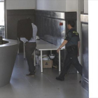Registro policial, el martes, de la sede de Adif en la vieja estación de mercancías de La Sagrera desde donde dirige las obras del AVE en Barcelona.-JULIO CARBÓ