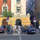 Regantes, ayer, a las puertas de la sede de la CHD en Valladolid.-EL MUNDO