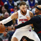 Carter trata de robar un balón a Blake Griffin-AP