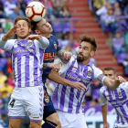 Keko y Borja saltan por un balón con Santi Mina durante el polémico Valladolid-Valencia.-J.M.LOSTAU