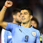 Luis Suárez celebra la victoria de Uruguay ante Bolivia en el estadio Centenario de Montevideo.-EFE / RAÚL MARTÍNEZ
