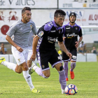 Jose se lleva el balón tras eludir el marcaje de un jugador del Oviedo en el partido disputado en Luarca.-ARABA PRESS