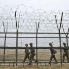 Soldados surcoreanos vigilian la zona militarizada DMZ en la frontera con Corea del Norte.-AFP / JUNG YEON-JE