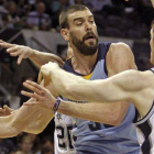 Marc Gasol trata de deshacerse de Aron Baynes, durante el partido que ha enfrentado a los Grizzlies y los Spurs en San Antonio.-Foto: AP / MICHAEL THOMAS