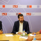 El portavoz de Economía del Grupo Socialista, Javier Izquierdo, y el portavoz del grupo, Luis Tudanca, se reúnen con una delegación de UGT para abordar la política de comercio de la Junta-ICAL