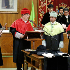 El antiguo rector, José Ángel Hermida, el consejero de Educación, Fernando Rey, y el nuevo rector, Juan Francisco García Marín, en el acto de posesión ayer en León.-ICAL