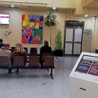 Varias personas esperan en las oficinas de la plaza de Santa Ana tras instalarse el nuevo sistema de espera.-E.M.