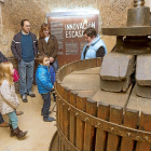 Dos familias acuden a una de las visitas guiadas organizadas por la bodega centenaria-aula de interpretación de Mucientes.-J. M. Lostau