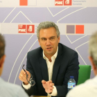 El portavoz de Economía y presidente del Grupo Socialista en las Cortes, Javier Izquierdo, se reúne con representantes del Colegio de Arquitectos/Zona Este.-ICAL