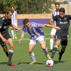 Charlie Dean agarra a Mata en el partido Valladolid-Granada.-J. M. LOSTAU