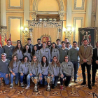 Jugadores y jugadoras del CPLV posan en el Ayuntamiento junto al alcalde y concejal en la presentación de la Copa del Rey y la Copa de la Reina.-G. VELASCO