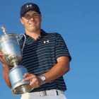 El golfista estadounidense Jordan Spieth, con el trofeo que lo acredita como ganador del Abierto de EEUU.-Foto: AFP / EZRA SHAW