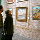 Varias personas se asoman a los paisajes de Gaona.-EL MUNDO