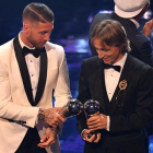 Sergio Ramos (i) y Luka Modric (d) del Real Madrid reciben el premio al once ideal de la FIFA durante la entrega de premios ''FIFA the Best 2018'' .-EFE