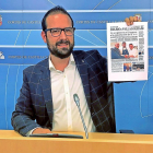 El procurador socialista Ángel Hernández  exhibe una portada de este periódico que informaba sobre la oposición de Cs al trabajo ade la A-11.-EM