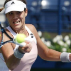 Garbiñe Muguruza devuelve la bola a la polaca Agnieszka Radwanska.-Foto: REUTERS / AHMED JADALLAH