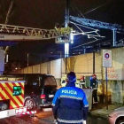 En la retirada del nido de Valladolid participaron Bomberos, Adif y la Policía Local.-E. M.