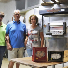 En la imagen, Emma Rivera (d), Luis Coomonte (c) y Mercedes Coomonte (i) en el horno en el que elaboran sus dulces.-J.L. CABRERO