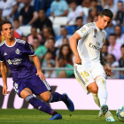 San Emeterio observa a James dar un pase con el interior, durante el Real Madrid-Real Valladolid.-GABRIEL BOUYS / AFP