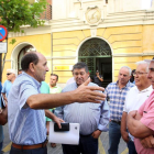 Miguel Ángel Peláez (2I), conversa con algunos agricultores tras mantener una reunión con la CHD para la demanda de agua.-ICAL